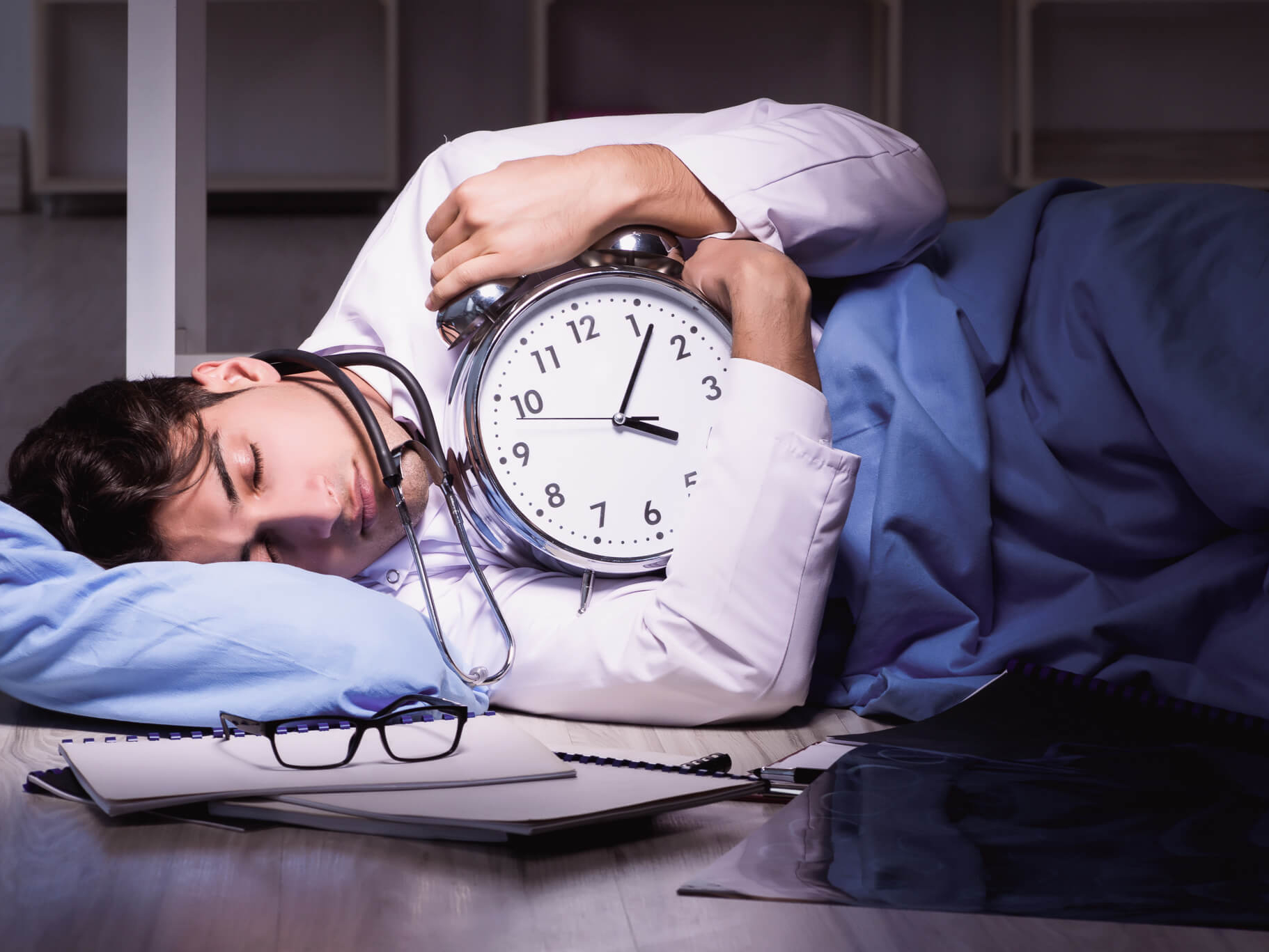 schlafender Arzt bei Nachdienst in der Klinik