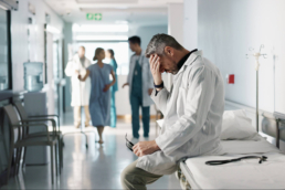 Burnout bei Ärzten: Wie Zeitarbeit zur mentalen Entlastung beitragen kann