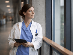 Nachdenkliche &Auml;rztin im Klinikflur denkt &uuml;ber einen m&ouml;glichen Jobwechsel nach.